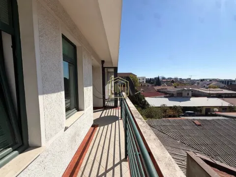 Dugačak balkon sa pogledom na grad i krovove okolnih zgrada. - image 5