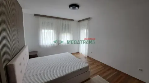 Spavaća soba sa bračnim krevetom i drvenim podom. - image 14