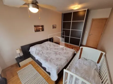 Namještena spavaća soba sa bračnim krevetom i krevetcem za bebe. - image 9