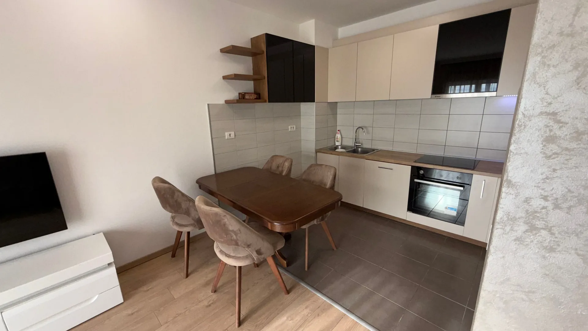 Izdavanje, dvosoban stan, 75m², Kod Big Fashion-a, Podgorica