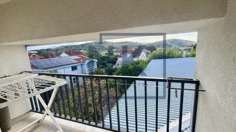 Pogled sa balkona na okolne kuće i brda. - image 5