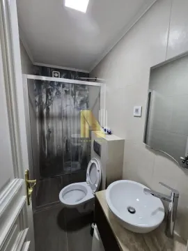 Moderno kupatilo sa tuš kabinom, umivaonikom i toaletom. - image 11