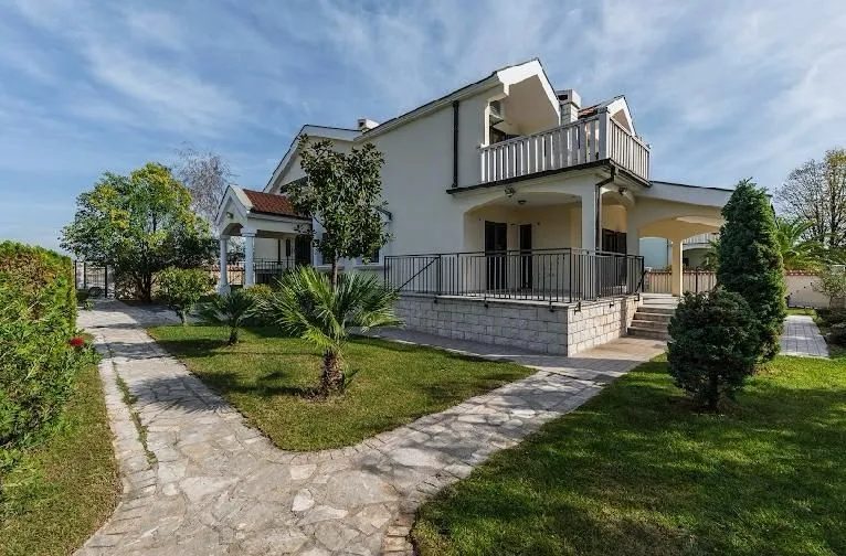 Izdavanje, kuća, 370m², Zabjelo, Podgorica