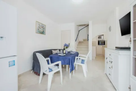 Svijetao dnevni boravak sa trpezarijskim stolom i stepeništem. - image 11