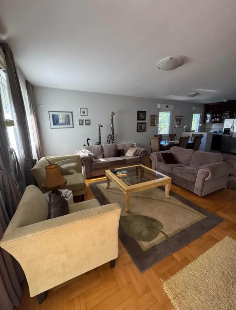 Izdavanje, trosoban stan, 115m², Gorica C, Podgorica