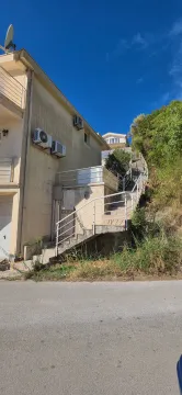 Exterior view of the house with stairs and access road. - image 18