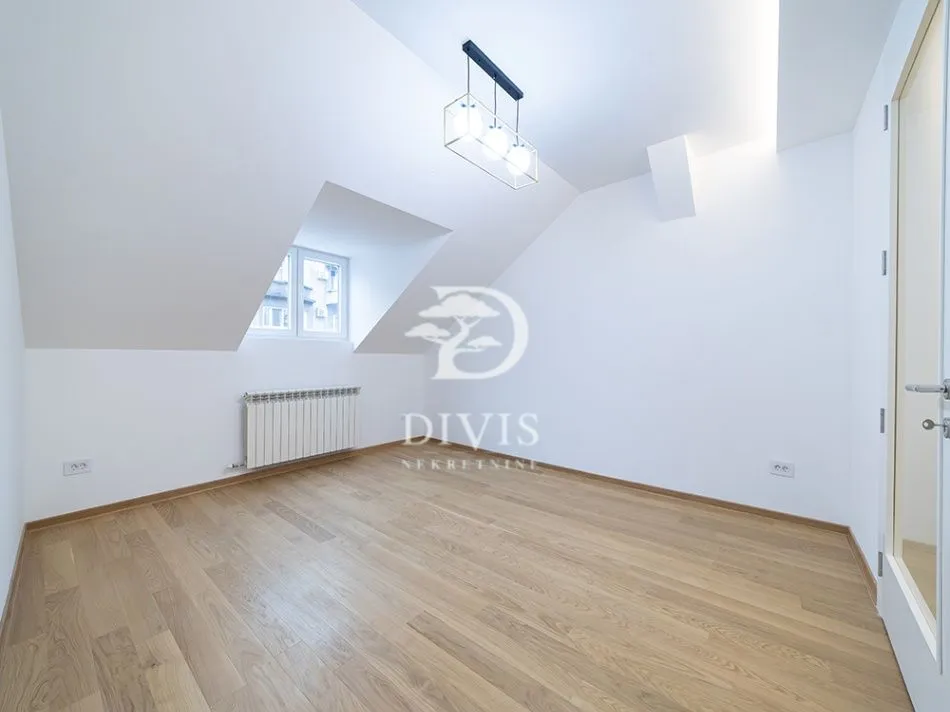 Prodaja, četvorosoban stan, 131m², Stari Grad, Beograd