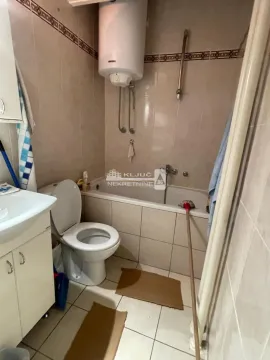Manje kupatilo sa kadom, wc šoljom i umivaonikom. - image 3