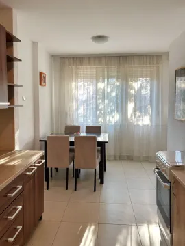 Svijetla trpezarija sa kuhinjskim elementima i stolom za ručavanje. - image 7
