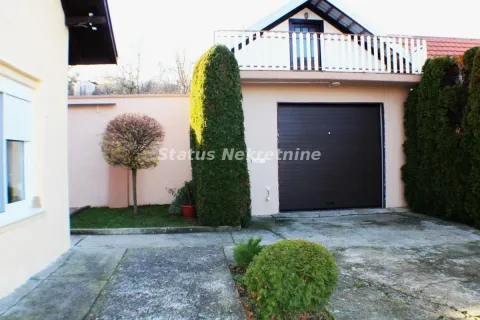 View of the courtyard and garage of the house. - image 4