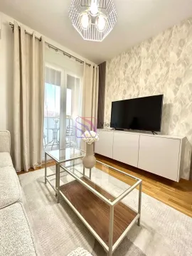 Dnevna soba sa garniturom, televizorom i izlazom na terasu. - image 3