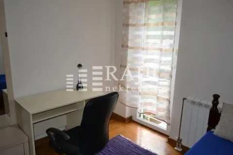 Manja spavaća soba sa radnim stolom i krevetom. - image 7