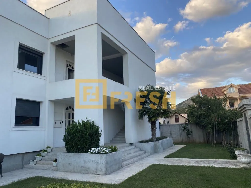 Sale, house, 340m², Zlatica, Podgorica