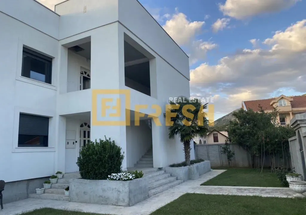 Prodaja, kuća, 340m², Zlatica, Podgorica