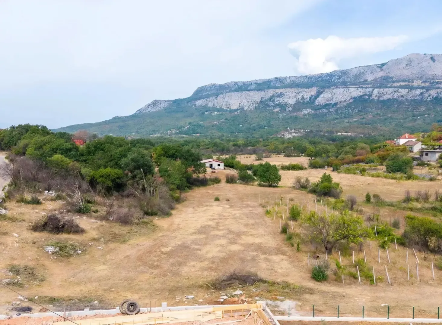 Pogled na plac i prirodu sa okolnim brdima.