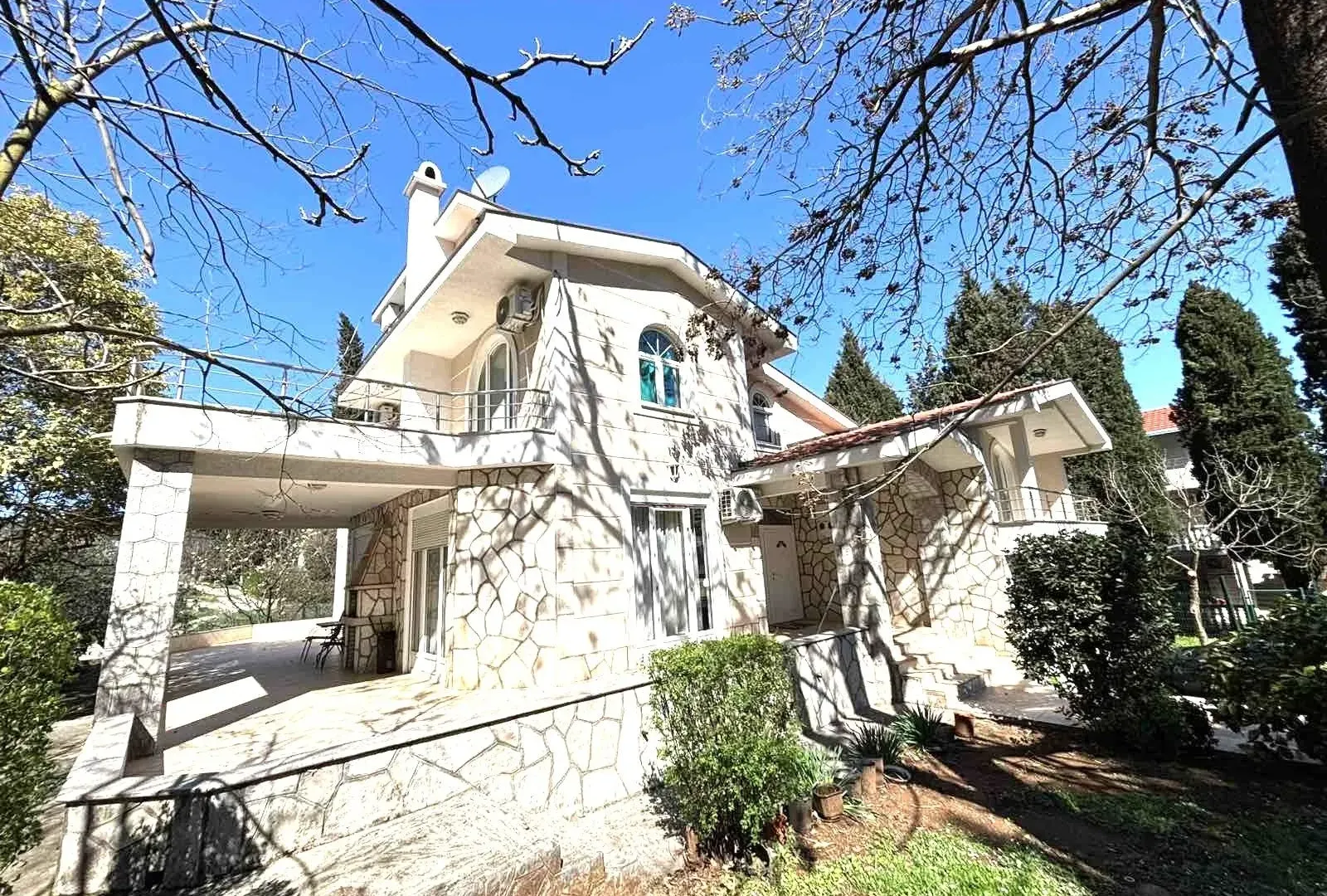 Rent, house, 300m², Zagorič, Podgorica