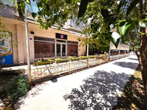 Exterior view of the commercial space with a terrace and entrance. - image 18