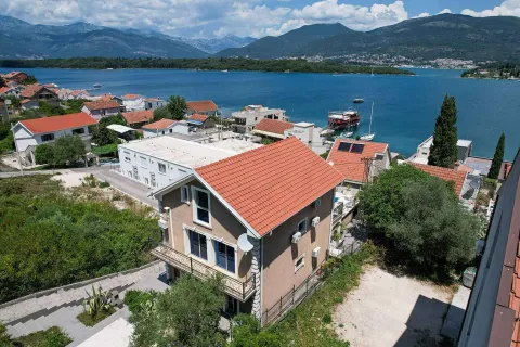 Pogled iz vazduha na kuću sa dvorištem blizu mora. - image 54