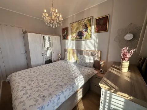 Nameštena spavaća soba sa bračnim krevetom, plakarom i lusterom. - image 7