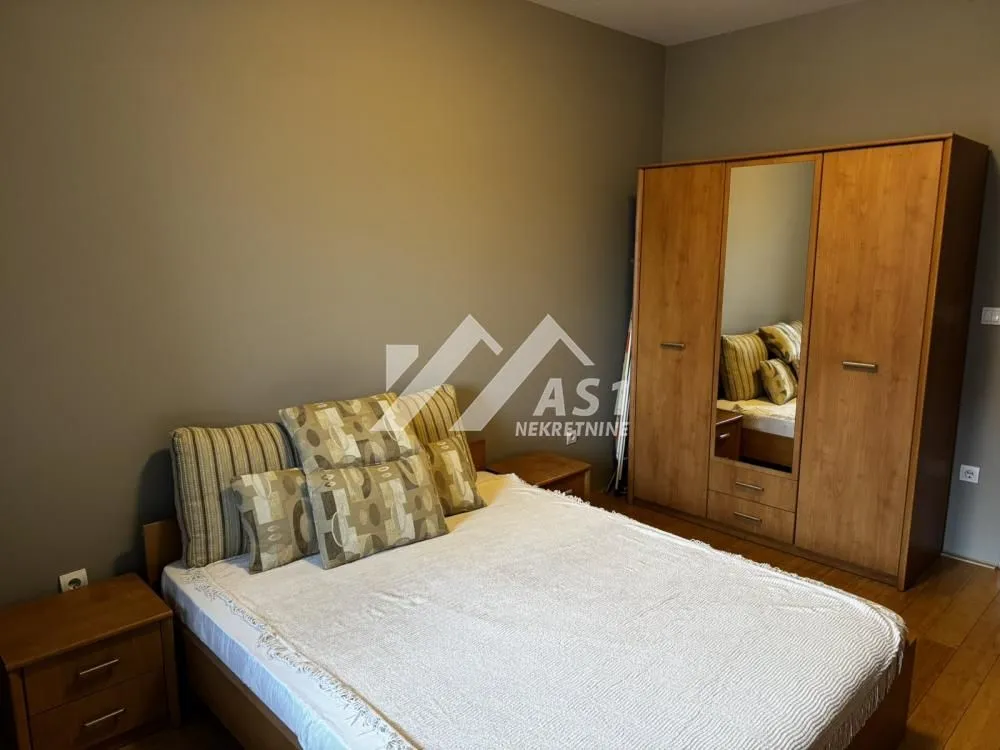 Izdavanje, dvosoban stan, 52m², Centar, Novi Sad