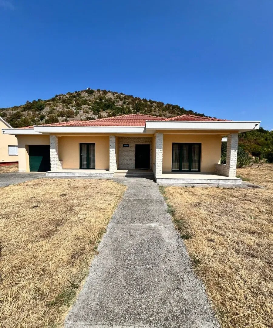 Prodaja, kuća, 200m², Rogami, Podgorica
