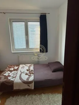Manja spavaća soba sa krevetom i prozorom. - image 7