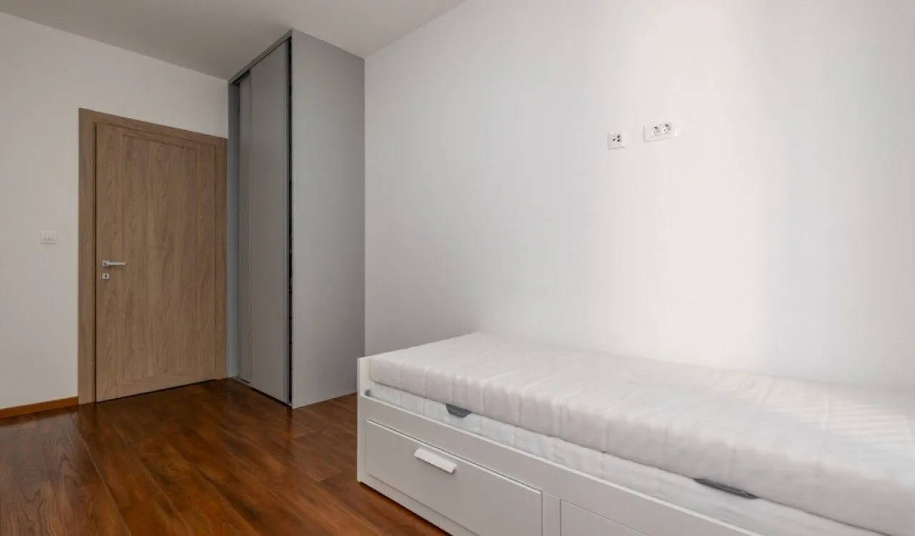 Izdavanje, dvosoban stan, 74m², Podgorica, Crna Gora