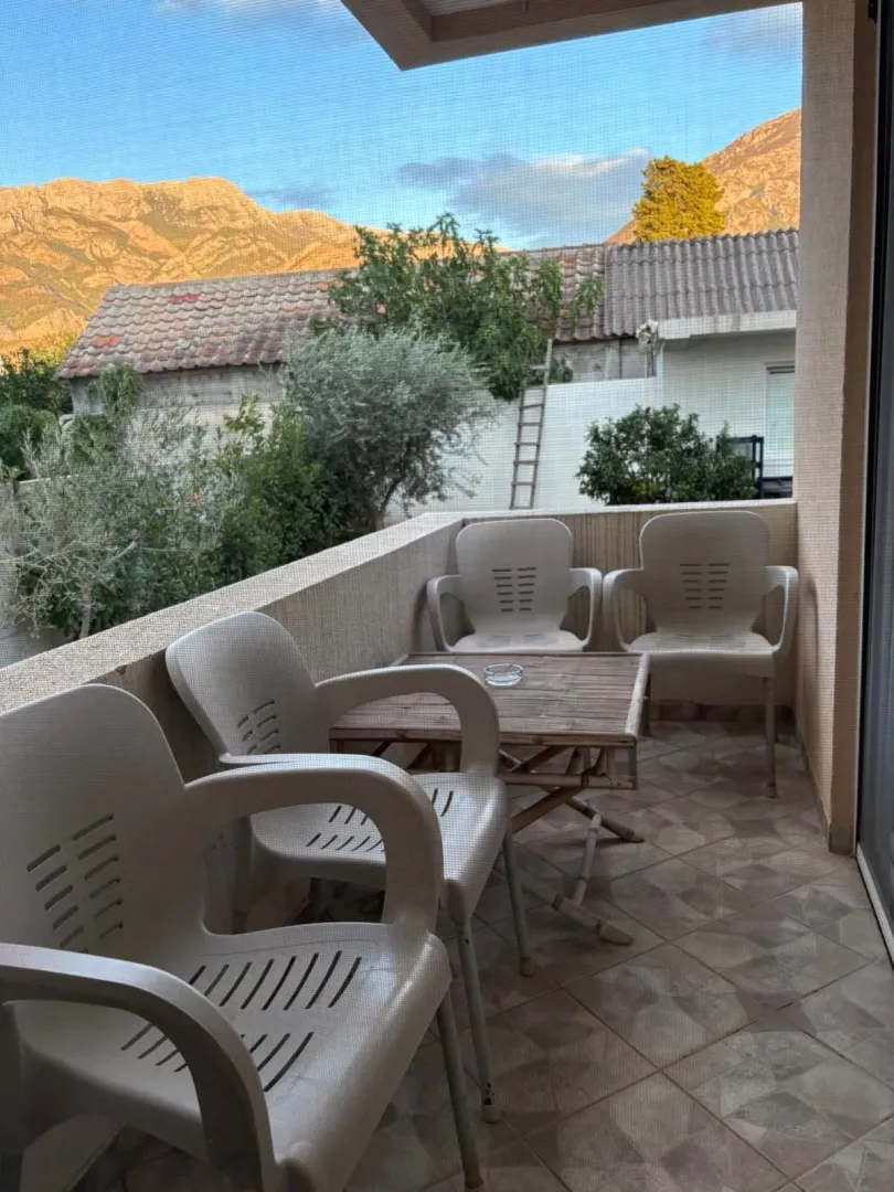 Furnished terrace with seating furniture and a view of the surroundings.