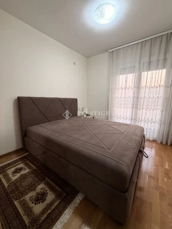 Namještena spavaća soba sa bračnim krevetom.