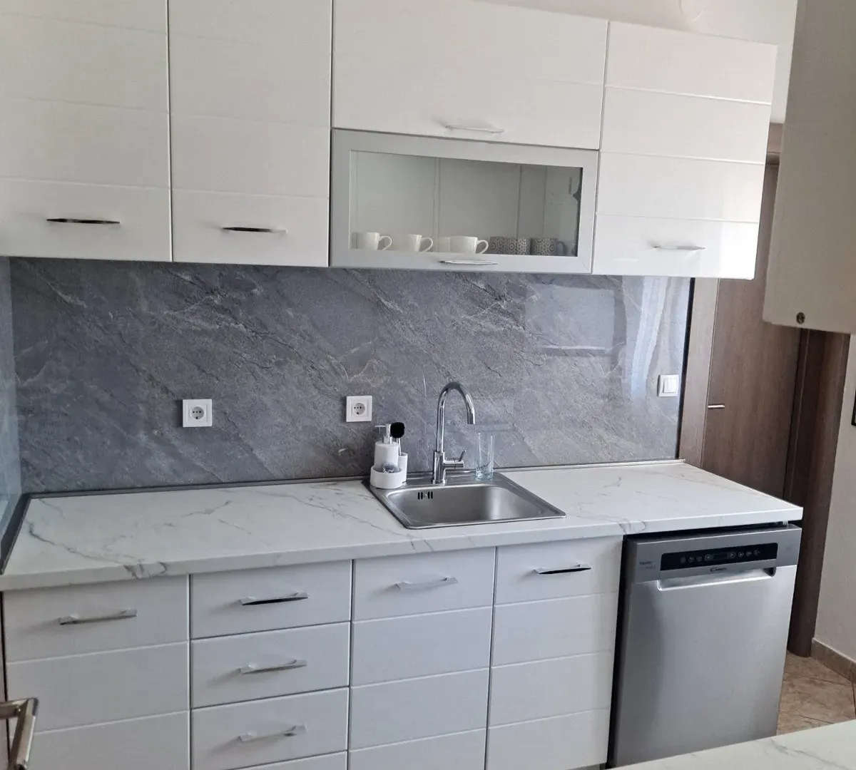 Izdavanje, trosoban stan, 130m², Stari Aerodrom, Podgorica