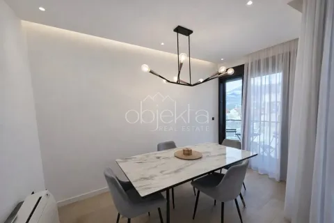 Trpezarija sa mermernim stolom i modernim sivim stolicama. - image 6