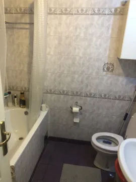 Jednostavno kupatilo sa kadom i toaletom. - image 17