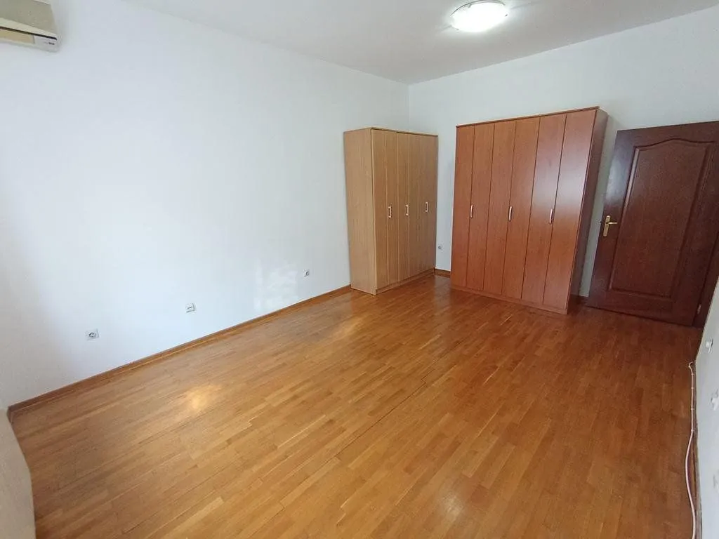 Izdavanje, dvosoban stan, 70m², Centar, Podgorica