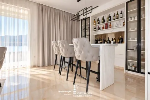 Moderna kuhinja sa šankom i vitrinom za vino. - image 5