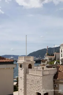 Pogled sa terase na grad, marinu i planine u pozadini. - image 7