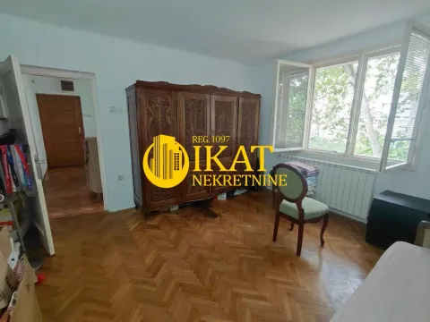 Spavaća soba sa drvenim ormanom, parketom i prozorom. - image 8