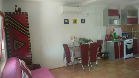 Dnevna soba sa trpezarijom i kuhinjom u pozadini. - image 3