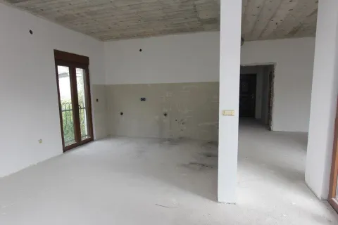 Prostrana prostorija u sivoj fazi gradnje sa betonskom tavanicom. - image 11