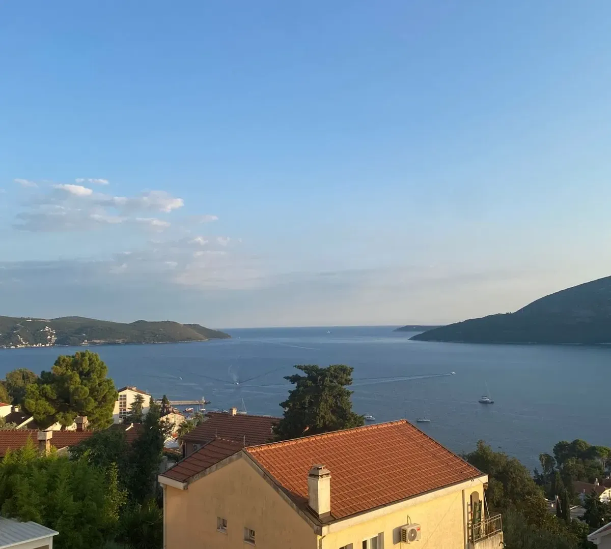 Izdavanje, trosoban stan, 130m², Herceg Novi, Crna Gora