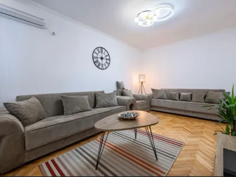 Izdavanje, dvosoban stan, 75m², Pejton, Podgorica - image 27