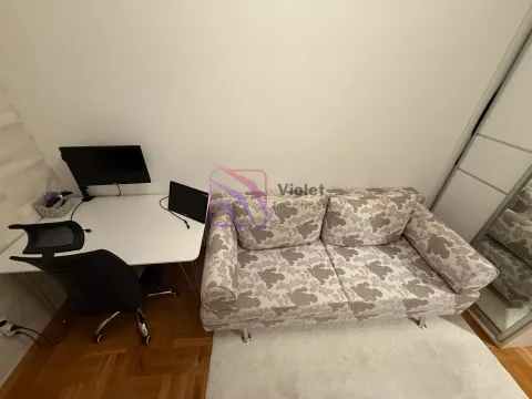 Manja soba sa kaučem, radnim stolom i garderoborom. - image 21
