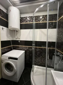 Manje kupatilo sa tuš kabinom, bojlerom i veš mašinom. - image 17