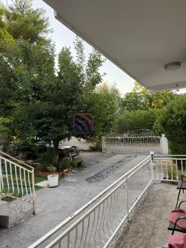 Pogled sa terase na dvorište i kapiju. - image 2