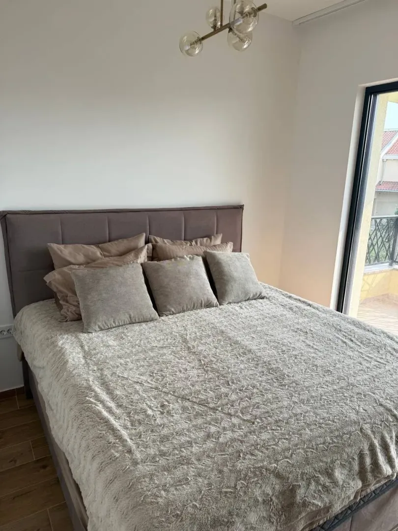 Furnished bedroom with a double bed and access to the terrace.