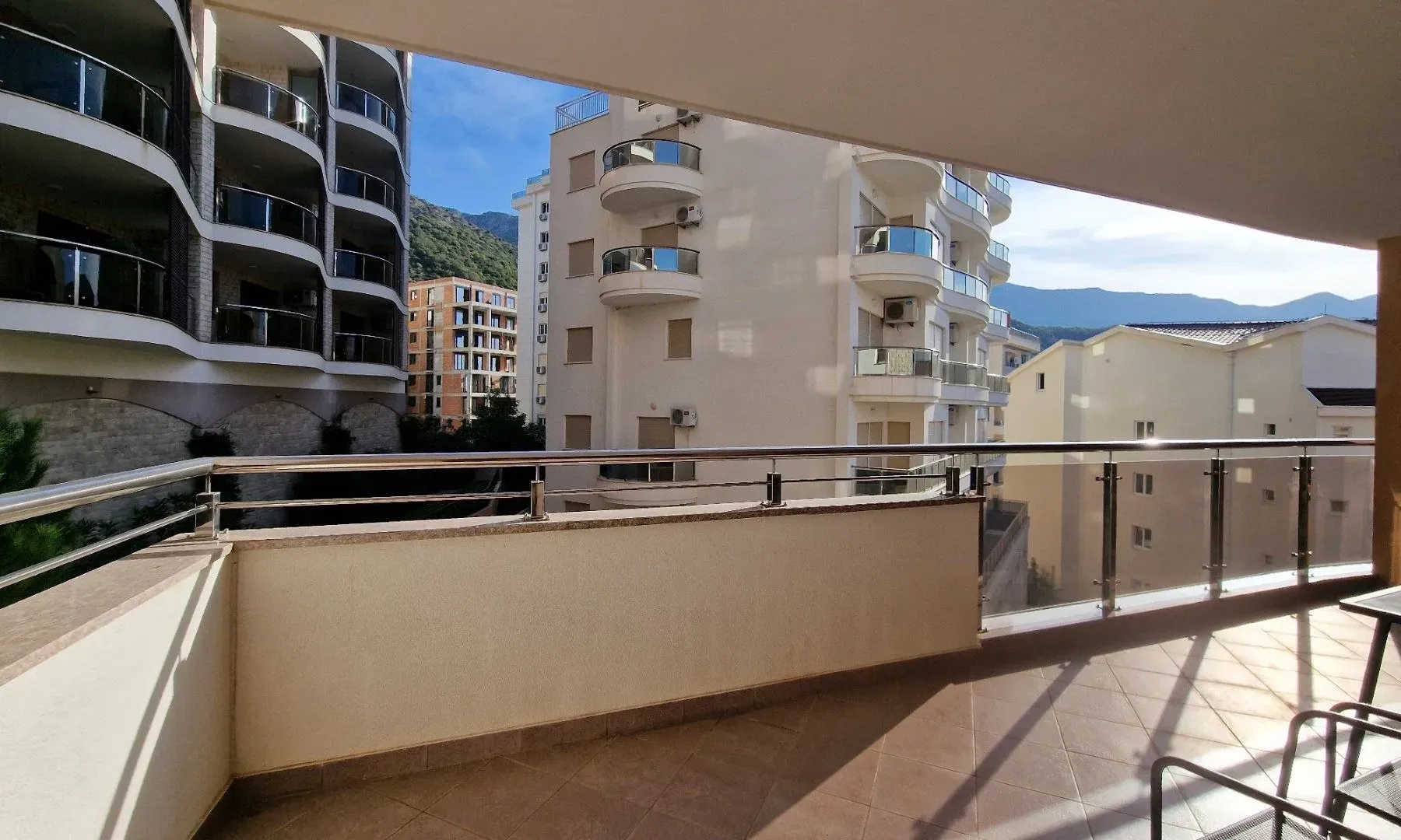 Izdavanje, jednosoban stan, 87m², Bečići, Budva