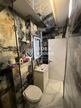 Moderno kupatilo sa sanitarijama i tamnim mermernim pločicama. - image 8