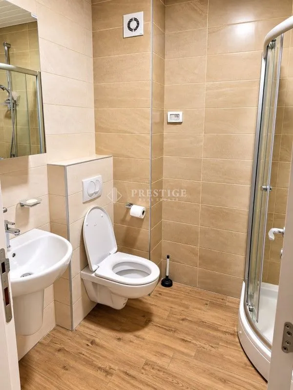 Modernly equipped bathroom with a shower cabin and sanitary ware.