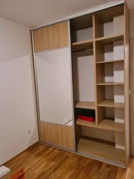 Ugradni plakar sa kliznim vratima i policama u spavaćoj sobi. - image 15