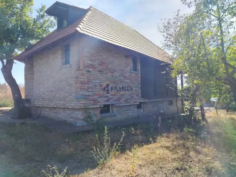 Eksterijer starije kuće od cigle okružene zelenilom. - image 4