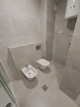 Moderno kupatilo sa bideom i visećom toalet šoljom. - image 7